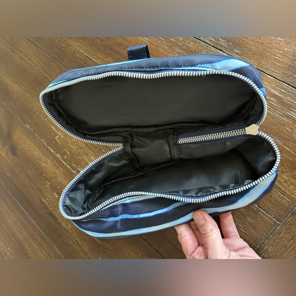 Aimee Kestenberg Blue Streaks Cosmetic Zip around Make-Up Case - Picture 3 of 13